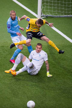 Elfsborgs Lasse Nilsson i kamp med Malmö FFs målvakt Robin Olsen och Anton Tinnerholm