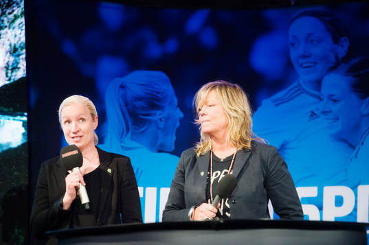 Victoria Sandell Svensson och Sveriges landslagschef Marika Domanski Lyfors när VM-truppen presenteras