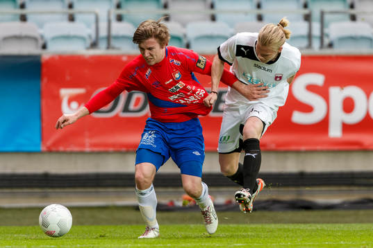 Örgrytes Andre Nilsson och Qvidings Joakim Hall i kamp om