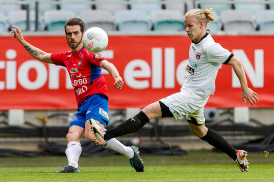 Örgrytes Björn Anklev slår ett inlägg förbi Qvidings