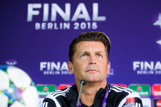 Frankfurts tränare Colin Bell deltar i en presskonferens innan en träning