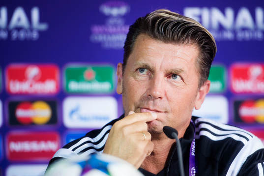 Frankfurts tränare Colin Bell deltar i en presskonferens innan en träning