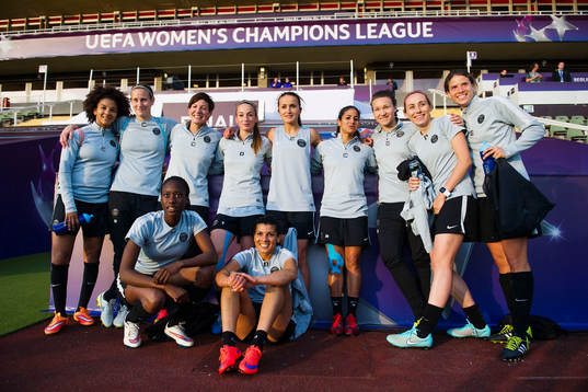 s Kosovare Asllani ställer upp sig för en lagbild med sina lagkamrater efter en träning inför finalen i damernas Champions League den 13 maj 2015 i Berlin.