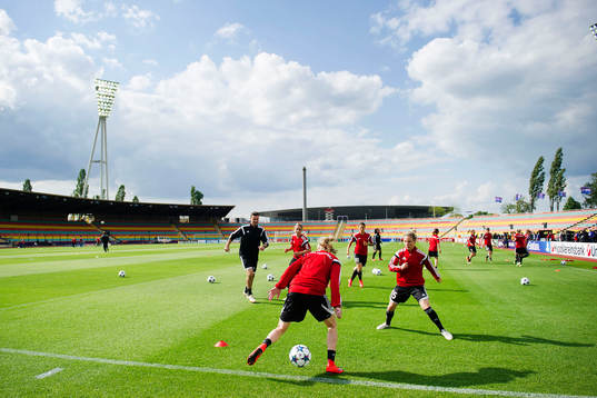 Frankfurts spelare värmer upp på Friedrich-Ludwig-Jahn-Sportpark