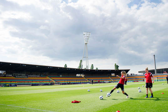 Frankfurts spelare värmer upp på Friedrich-Ludwig-Jahn-Sportpark
