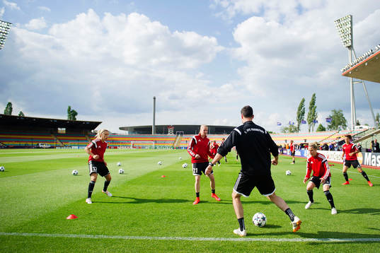 Frankfurts spelare värmer upp på Friedrich-Ludwig-Jahn-Sportpark