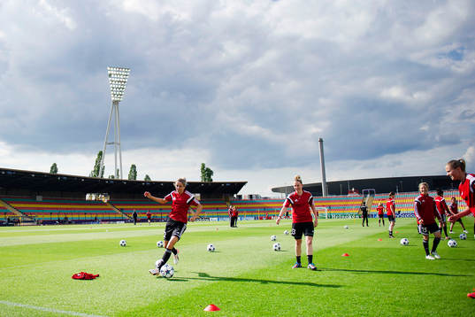 Frankfurts spelare värmer upp på Friedrich-Ludwig-Jahn-Sportpark