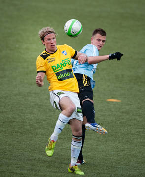 IFK Hässleholms Niklas Jönsson och IFK Malmös Jörgen Nilsson i matchen i division 2 mellan IFK Malmö och IFK Hässleholm i Malmö 9 maj 2015.