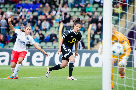 s Jessica Houara d’Hommeaux när hon gör 1-0 under finalen i damernas Champions League mellan Frankfurt och PSG den 14 maj 2015 i Berlin.