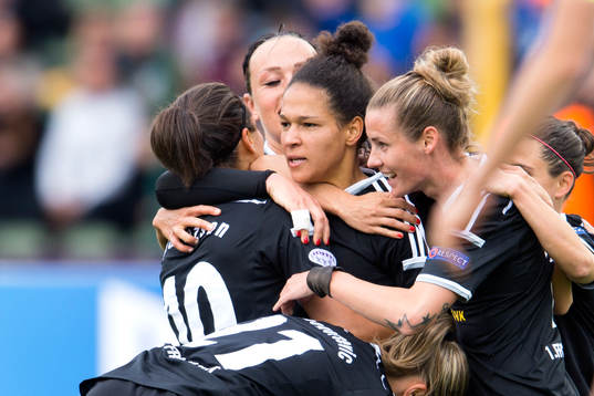 Frankfurts Celia Sasic firar med sina lagkamrater efter 1-0