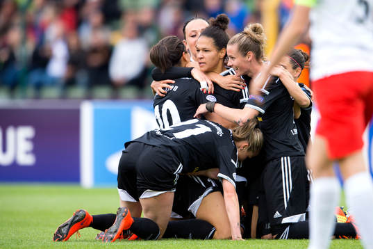 Frankfurts Celia Sasic firar med sina lagkamrater efter 1-0