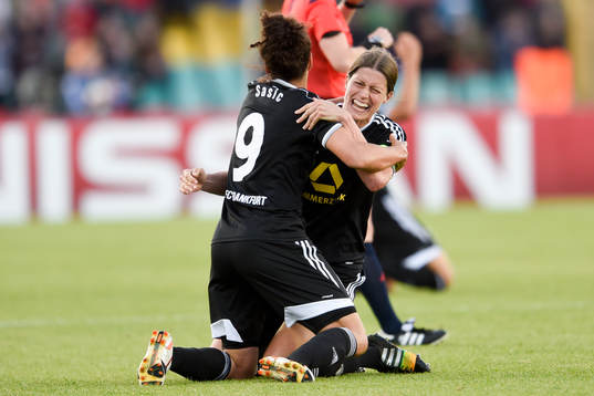Frankfurts Celia Sasic och Kerstin Garefrekes jublar