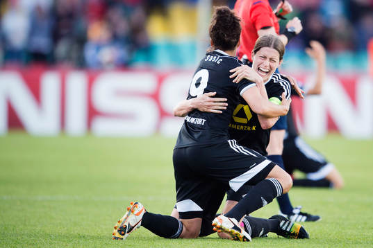 Frankfurts Celia Sasic och Kerstin Garefrekes jublar