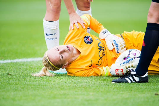 s målvakt Katarzyna Kiedrzynek har ont