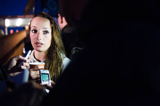 s Kosovare Asllani intervjuas av media efter finalen i damernas Champions League mellan Frankfurt och PSG den 14 maj 2015 i Berlin.