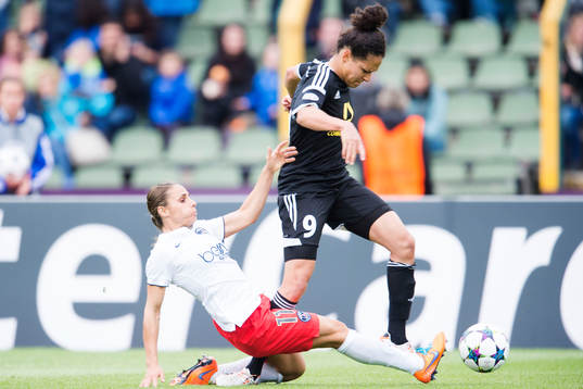 s Jessica Houara d’Hommeaux och Frankfurts Celia Sasic under finalen i damernas Champions League mellan Frankfurt och PSG den 14 maj 2015 i Berlin.