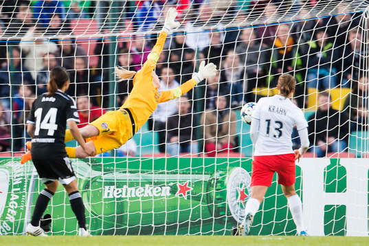 s målvakt Katarzyna Kiedrzynek släpper in 1-2