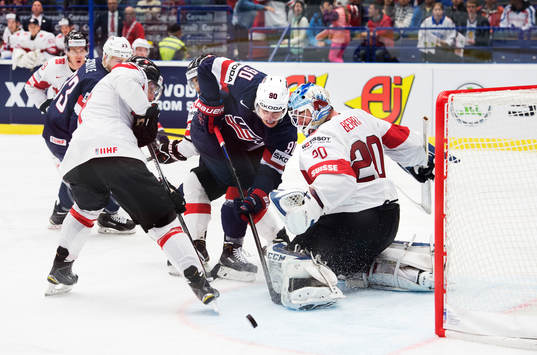 s Anders Lee oroar framför Schweiz målvakt Reto Berra