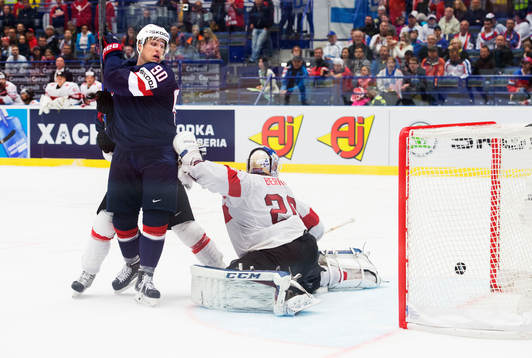 s Anders Lee ser 3-1-pucken från Jake Gardiner (ej i bild)