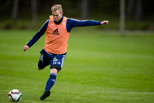 IFK Göteborgs Gustav Engvall skjuter ett skott