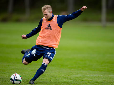 IFK Göteborgs Gustav Engvall skjuter ett skott