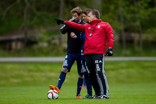 IFK Göteborgs assisterande tränare Magnus Edlund pratar med Emil Salomonsson och Lasse Vibe