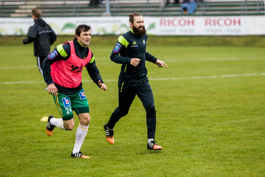 Ljungskiles Aleksandar Kitic (v) och Marcus Gustafsson (h) värmer upp