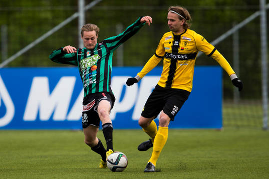 Varbergs Anton Tideman i kamp om bollen med Frej Täbys William Celsing