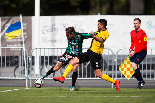 Varbergs David Johannesson med ett inlägg förbi Frej Täbys Viktor Lövgren
