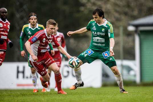 Ljungskiles Aleksandar Kitic med bollen före Degerfors Ludvig Fritzson