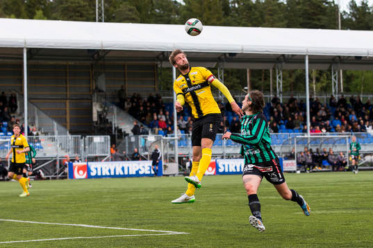 Frej Täbys Johannes Gustafsson nickar undan bollen framför Varbergs David Johannesson