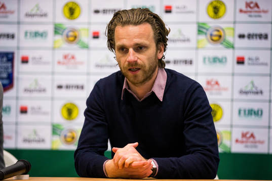 Frej Täbys tränare Bartosz Grzelak på presskonferensen