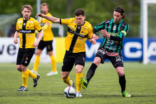 Frej Täbys Matias Ledezma i kamp om bollen med Varbergs Robin Tranberg