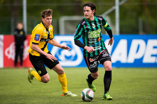 Frej Täbys Philip Wiström jagar Varbergs Robin Tranberg