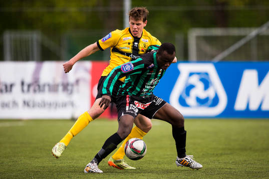 Frej Täbys Philip Wiström försvarar sig mot Varbergs Nsima Peter