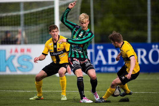 Frej Täbys Philip Wiström (h) och Adam Gradén (h) i kamp om bollen med Varbergs Mats André Kaland (m)