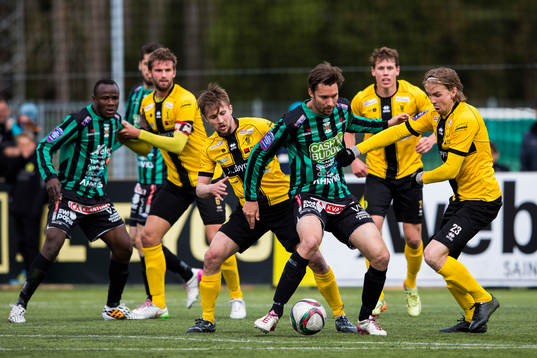 Varbergs Peter Nyström i kamp om bollen med Frej Täbys William Celsing