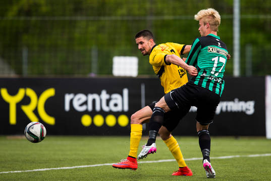 Frej Täbys Viktor Lövgren håller undan Varbergs Mats André Kaland
