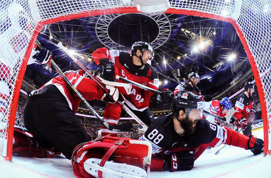 Kanadas målvakt Mike Smith, Dan Hamhuis och Brent Burns
