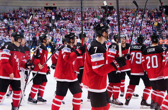 Kanadas spelare jublar