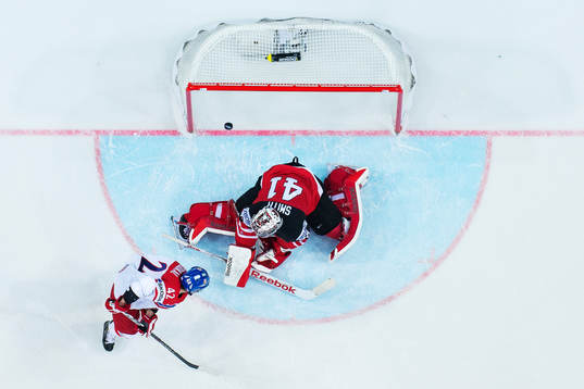 Tjeckiens Petr Koukal framför Kanadas målvakt Mike Smith