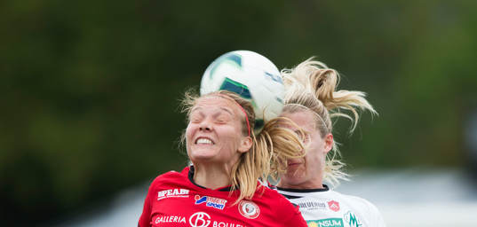 Kristianstads Margret Lara Vidarsdottir     och Mallbackens Erica Ericsson nickduellerar i matchen i damallsvenskan mellan Kristianstad och Mallbacken i Kristianstad 16 maj 2015.