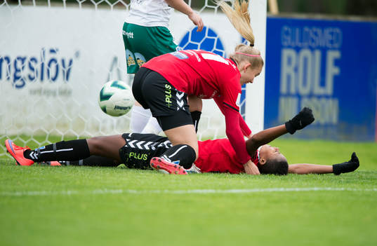 Kristianstads Ida Rebecca Guehai har gjort segermålet 2-1 och grattas