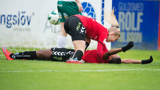 Kristianstads Ida Rebecca Guehai har gjort segermålet 2-1 och grattas