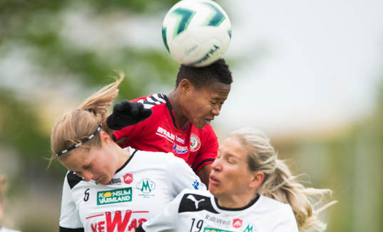 Kristianstads Ida Rebecca Guehai når högst i matchen i damallsvenskan mellan Kristianstad och Mallbacken i Kristianstad 16 maj 2015.