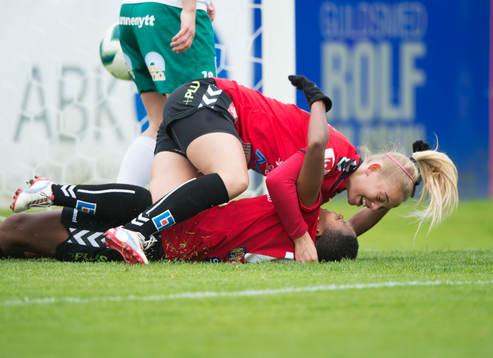 Kristianstads Ida Rebecca Guehai har gjort segermålet 2-1 och grattas