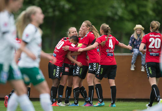 Kristianstads Margret Lara Vidarsdottir har gjort 1-0 och grattas i matchen i damallsvenskan mellan Kristianstad och Mallbacken i Kristianstad 16 maj 2015.