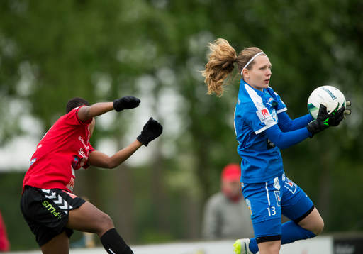 Mallbackens målvakt Jennifer Falk ochKristianstads Ida Rebecca Guehai i matchen i damallsvenskan mellan Kristianstad och Mallbacken i Kristianstad 16 maj 2015.