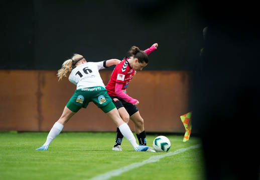 Kristianstads Johanna Rasmussen täcker bollen med Mallbackens Elin Nyman i ryggen i matchen i damallsvenskan mellan Kristianstad och Mallbacken i Kristianstad 16 maj 2015.