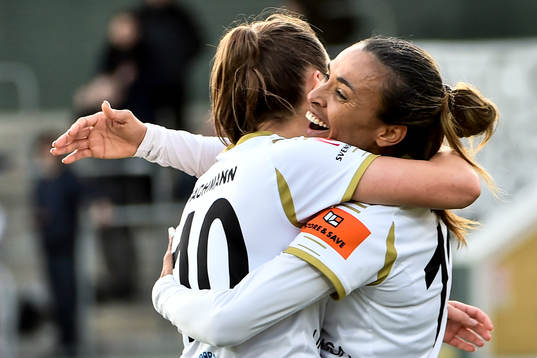 Rosengårds Ramona Bachmann och Marta Viera Da Silva jublar